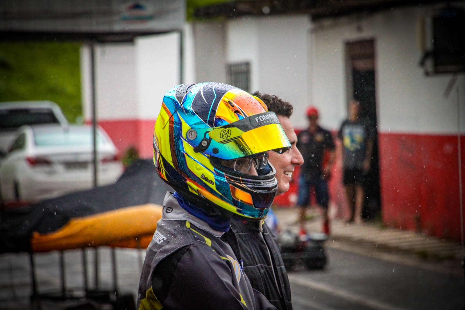 Wendell Freitas de capacete no box, pronto para entrar na pista