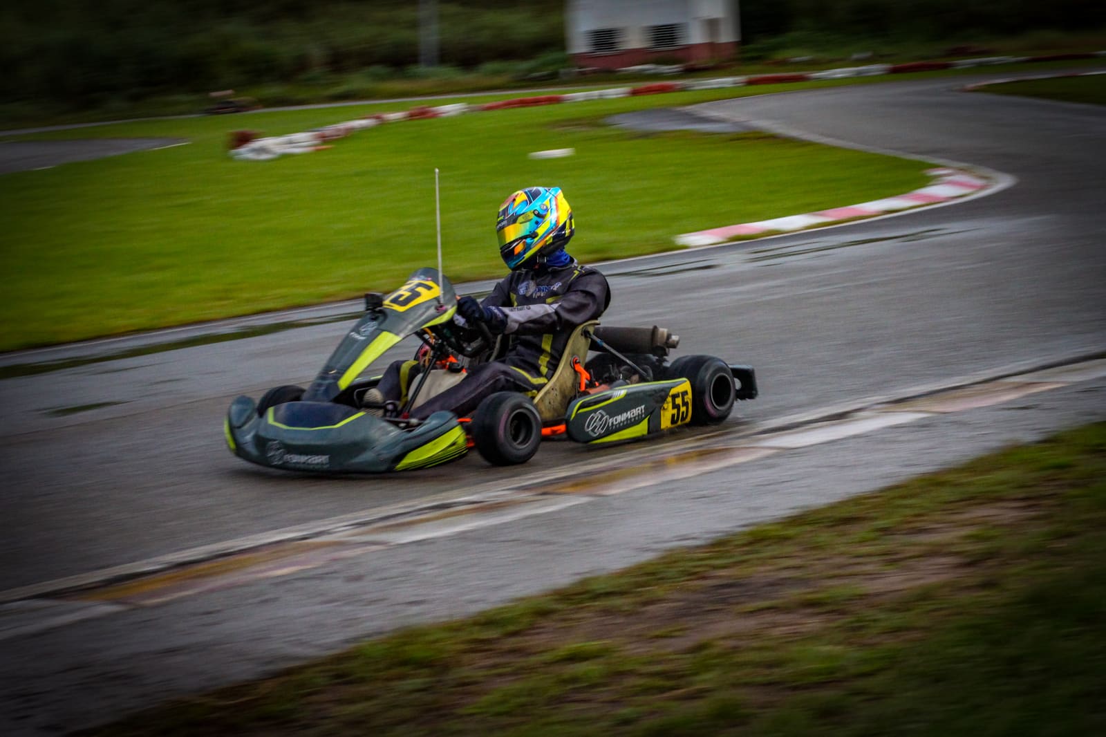 Kart 55 contornando a curva do kartódromo de São Luís