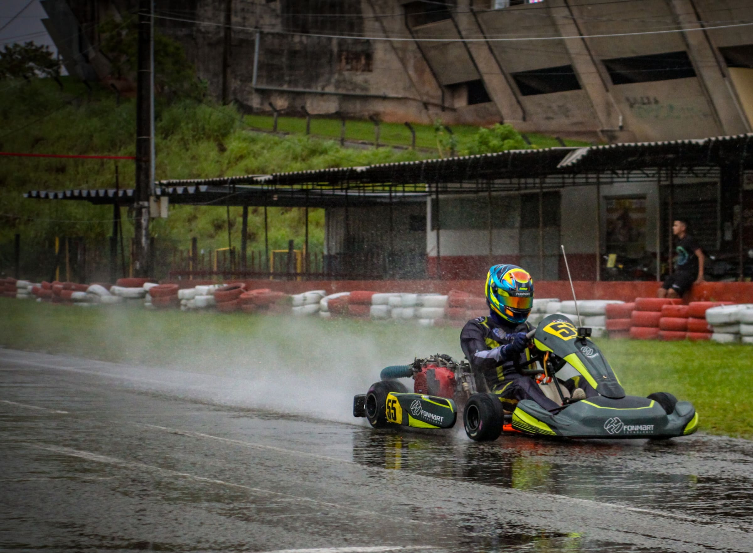 Wendell Freitas pilotando o kart 55 cinza, preto e amarelo na pista molhada do kartódromo de São Luís